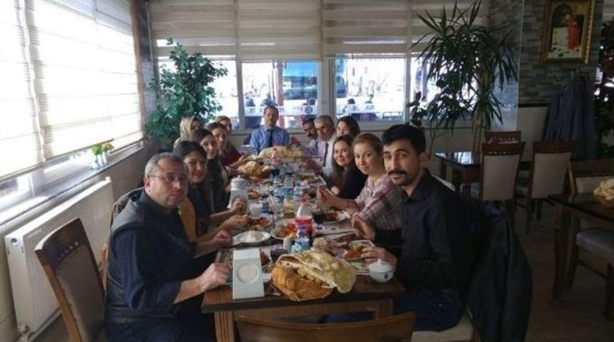 Hem M&uuml;d&uuml;r&uuml; &Ouml;zkan&rsquo;a Veda Yemeği