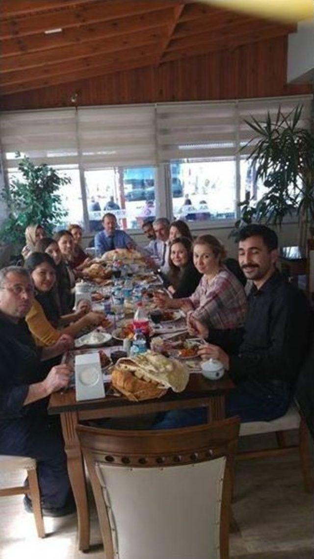 Hem M&uuml;d&uuml;r&uuml; &Ouml;zkan&rsquo;a Veda Yemeği 1