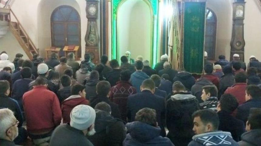 Gen&ccedil;ler Sabah Namazında Buluştu