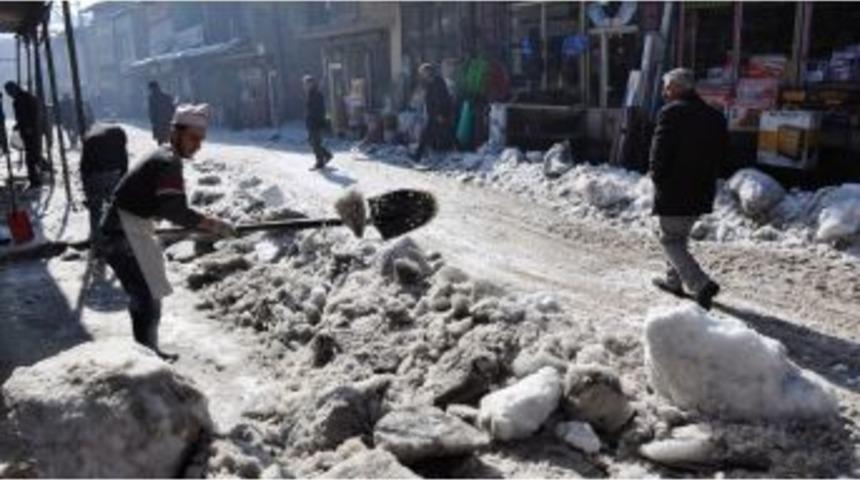 Hakkari&rsquo;de Ref&uuml;jler Kardan Temizleniyor