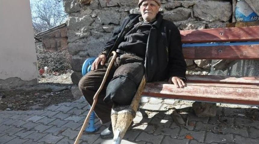 81 Yıldır Kendi Yaptığı "tahta Protez Bacakla" Yaşıyor