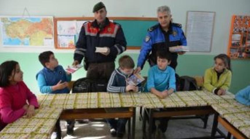 Polis Ve Jandarmadan &Ouml;ğrencilere Kitap