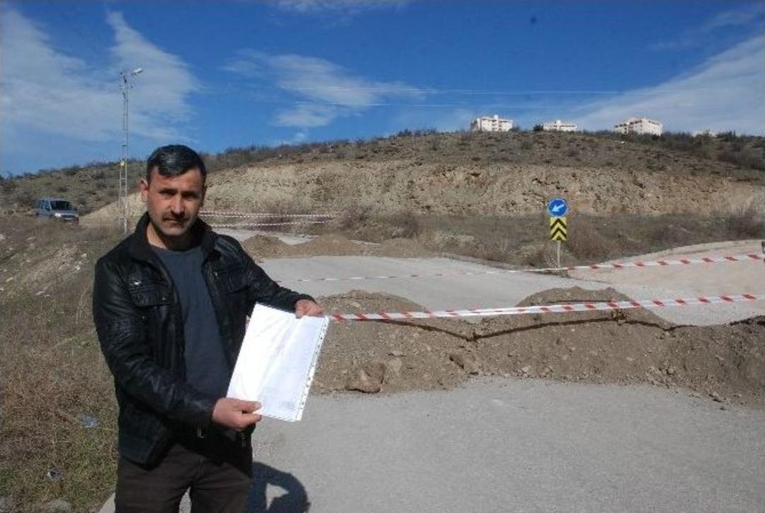 Arsası &Uuml;zerindeki Yolu Trafiğe Kapattı