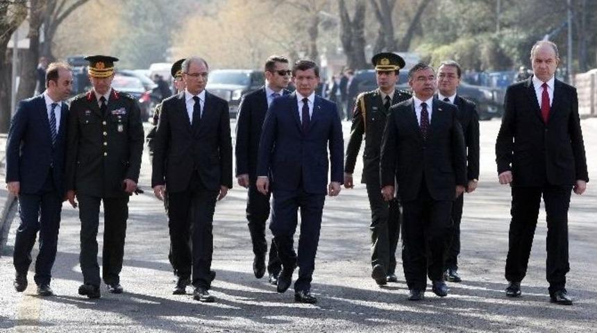 Başbakan Davutoğlu Patlama B&ouml;lgesinde