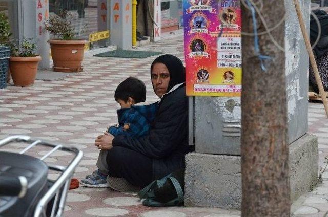 Savaştan Kaçtılar Dilencilik Yapıyorlar