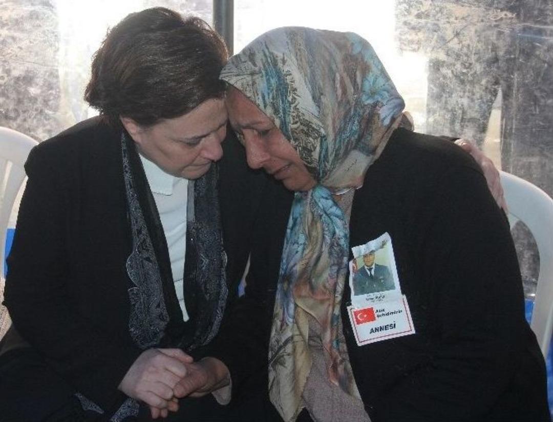Şehit Annesine Sarılan Bakan Sarı&rsquo;nın G&ouml;zyaşları
