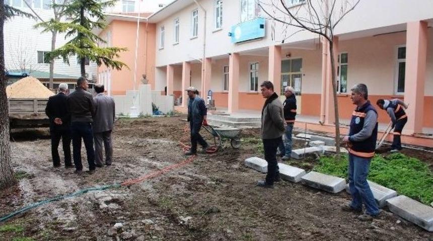 Lapseki İmam Hatip Ortaokulu Bah&ccedil;esi D&uuml;zenleniyor