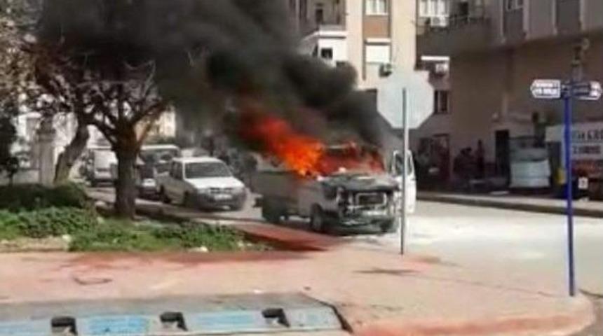 Antalya&rsquo;da Kamyonet Alev Alev Yandı