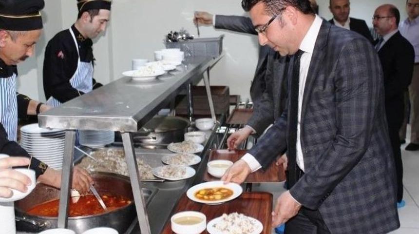 Hisarcık Kaymakamı &Ouml;ğrencilerle Yemek Yedi