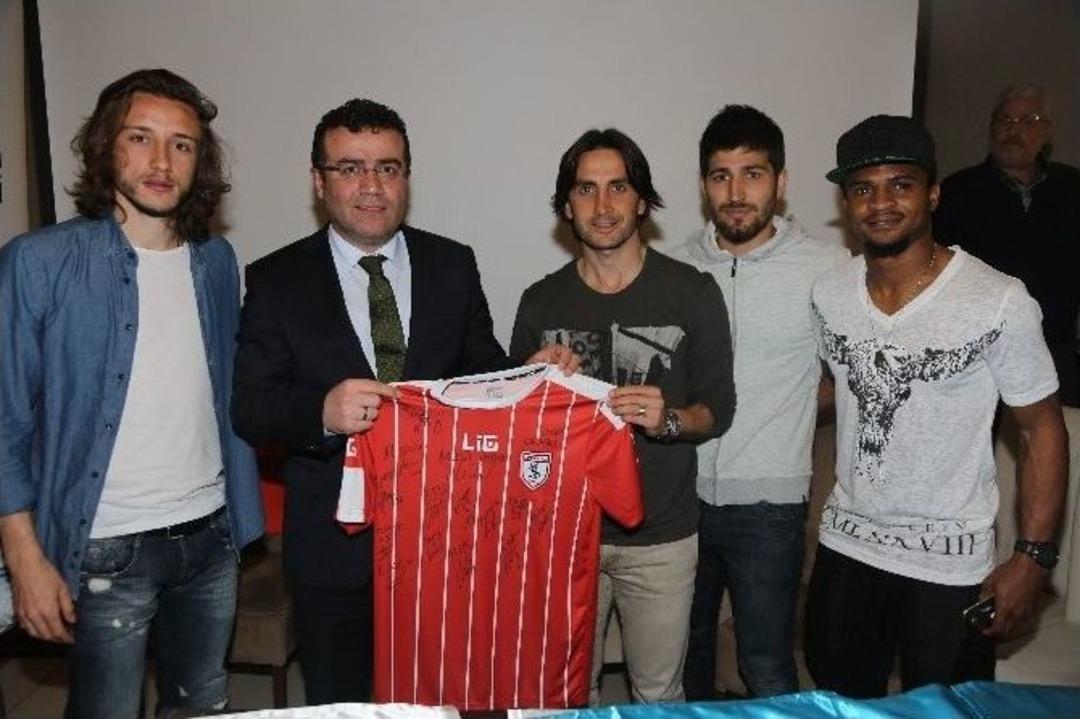 Samsunsporlu Futbolcular Atakumlu Sporcularla Buluştu