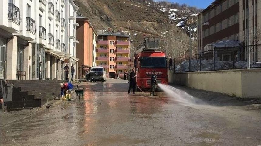 &Ccedil;atak Belediyesi Kaldırım Ve Caddeleri Yıkadı