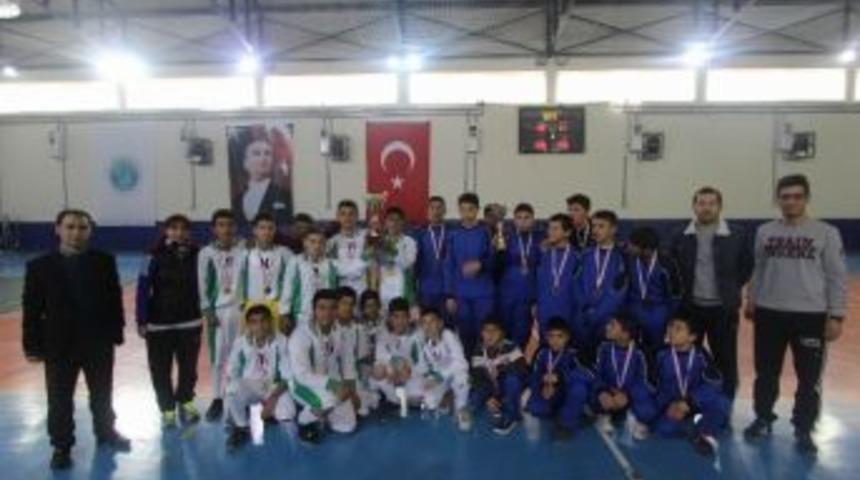Yıldız Erkeklerde Hentbolun Şampiyonu Mehmet Temel Ortaokulu Oldu