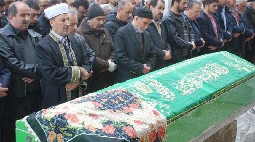 Piknik Ateşinde Yanarak &Ouml;len Kadın Toprağa Verildi