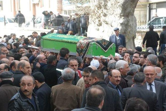 Piknik Ateşinde Yanarak Ölen Kadın Toprağa Verildi