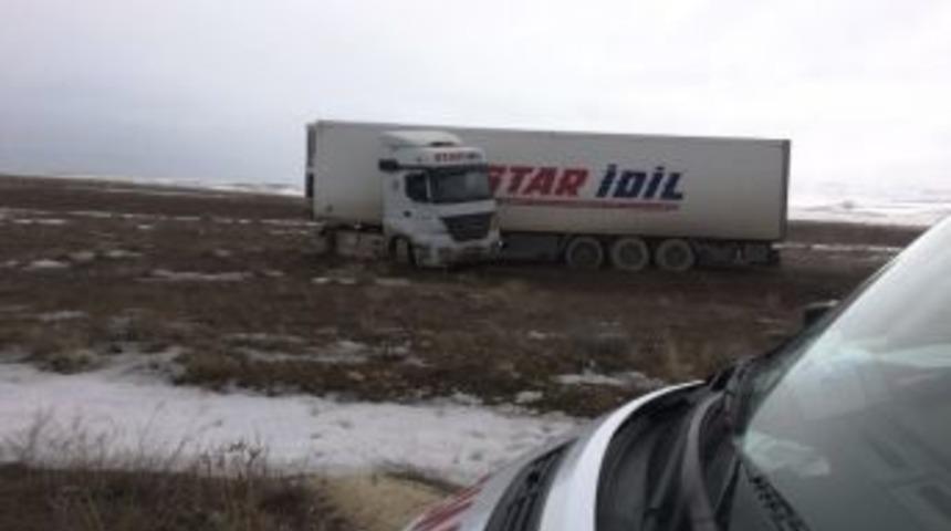 Kontrolden &Ccedil;ıkan Tır Tarlaya Girdi