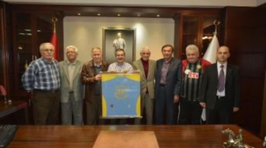 Işıkspor&rsquo;un Eski Futbolcuları Başkan Ata&ccedil;&rsquo;a Takım Formasını Hediye Etti