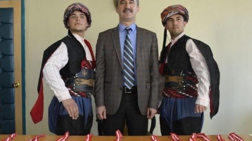 Belediyenin Efeleri Turgutlu&rsquo;ya Harmandalı &Ouml;ğretecek