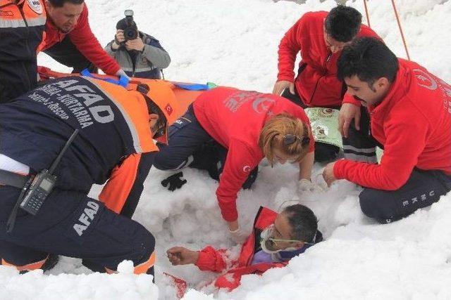 Hakkari’de Gerçeği Aratmayan Çığ Tatbikatı