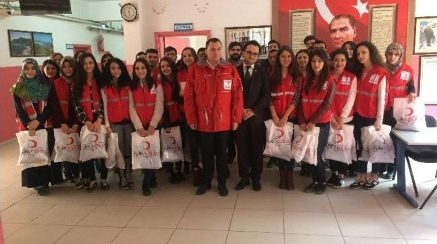 Kızılay&rsquo;dan &Ouml;ğrencilere Kıyafet Yardımı
