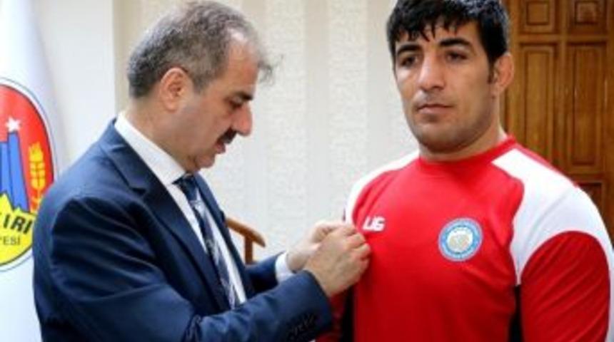 Başkan Din&ccedil; Şampiyonu G&uuml;reş&ccedil;iyi &Ouml;d&uuml;llendirdi