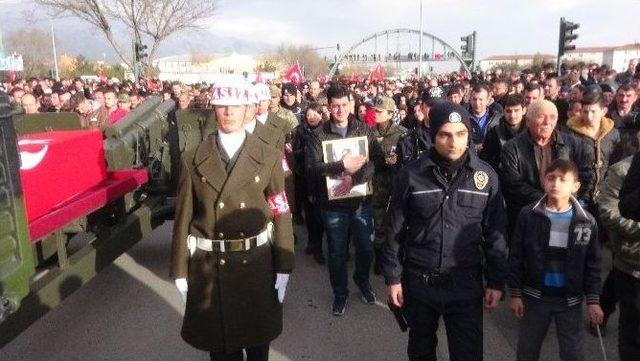 Şehit Astsubay Özdemir Dualarla Toprağa Verildi