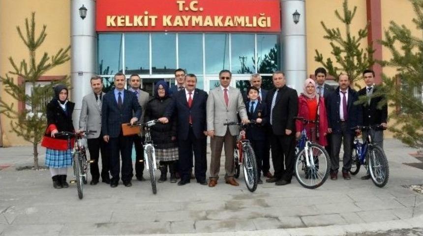 Kelkit&rsquo;te Teog&rsquo;da Başarılı 13 &Ouml;ğrenciye Bisiklet Hediye Edildi