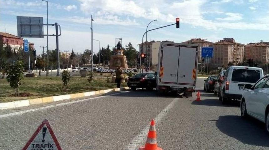 Besni&rsquo;de Beton Mikseri Otomobile &Ccedil;arptı