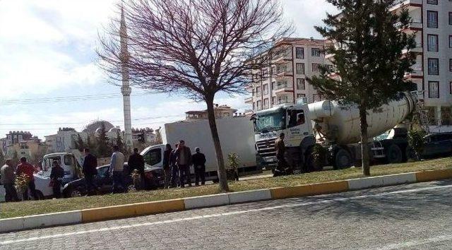 Besni’de Beton Mikseri Otomobile Çarptı