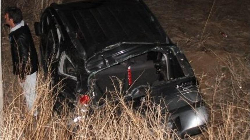 K&ouml;peğe &Ccedil;arpmamak İ&ccedil;in Şarampole U&ccedil;tu: 6 Yaralı