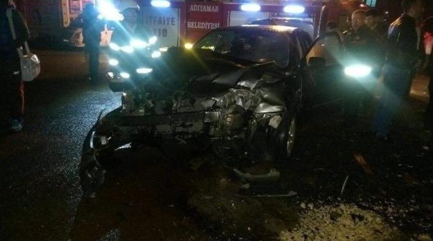 İki Otomobil &Ccedil;arpıştı: 2 Yaralı