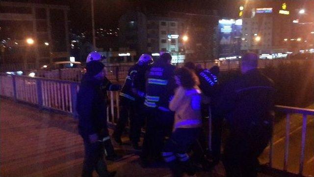 Sağlık Görevlisi Dikkatini Dağıttı, Polis Köprüden İndirdi