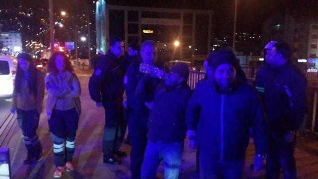 Sağlık Görevlisi Dikkatini Dağıttı, Polis Köprüden İndirdi