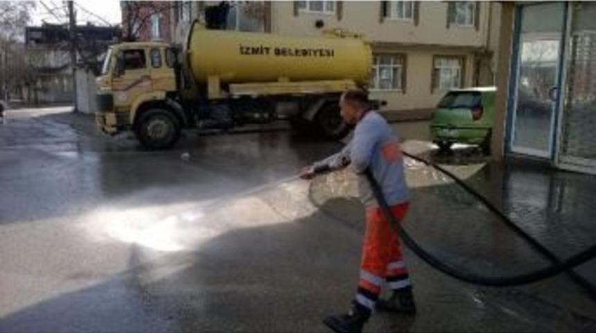 Mahalleler Tazyikli Suyla Yıkanıyor