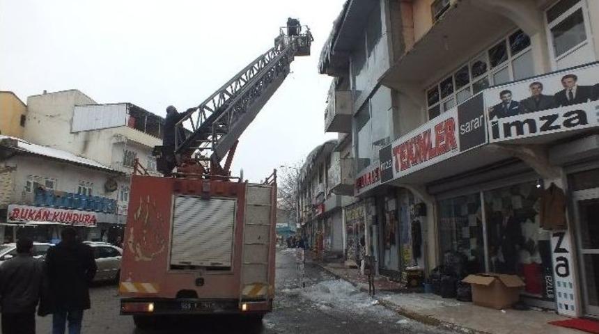 &Ccedil;atılardan Sarkan Buzlar Temizleniyor