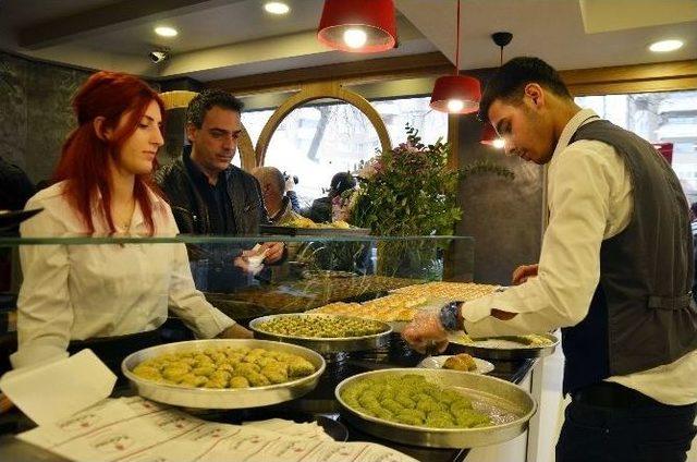 Şeker Hastaları Artık Baklava Yiyebiliyor