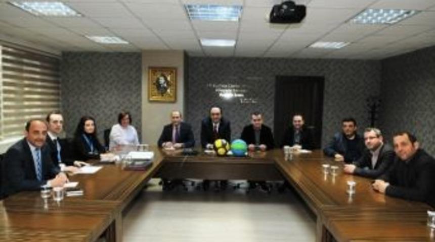 İzmit Belediyesi Okullarda Basketbol Topu Dağıtacak