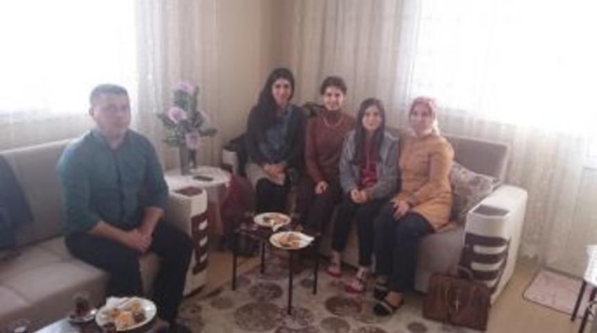 &Ouml;ğrenciler Evlerinde Ziyaret Ediliyor