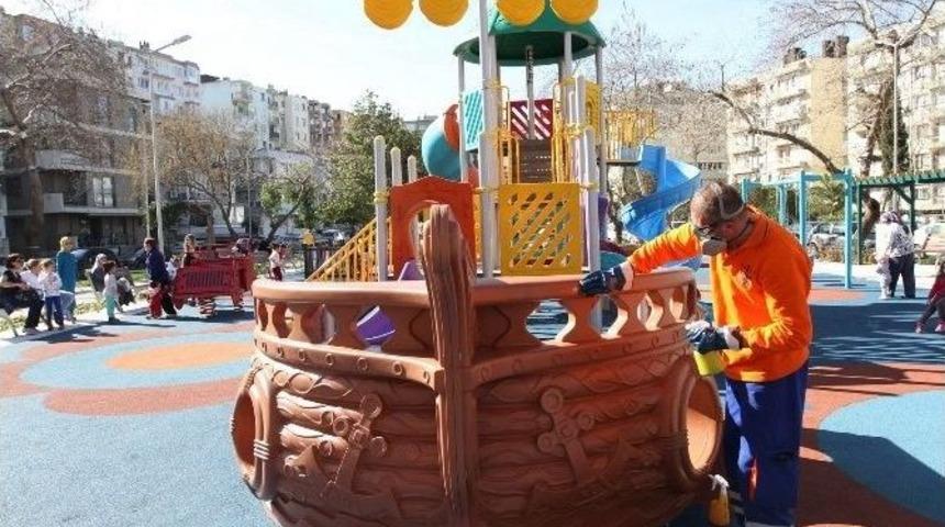 Konak&rsquo;taki Parklarda Temizlik Seferberliği
