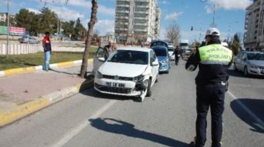 Adıyaman&rsquo;da 2 Otomobil &Ccedil;arpıştı