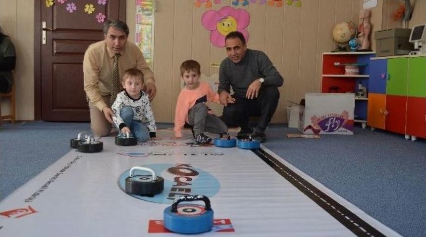 Anaokulu &Ccedil;ocukları Curlıng Oynadılar