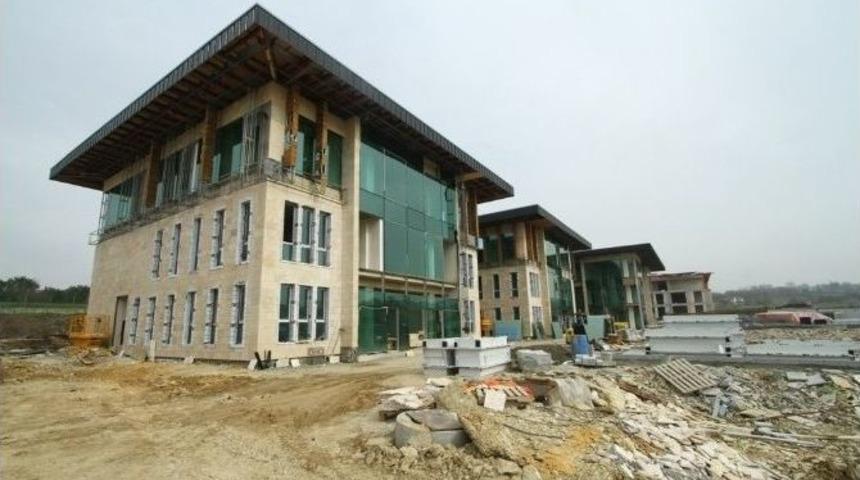 Başiskele Yeni Belediye Binasının Meydan &Ccedil;alışmaları S&uuml;r&uuml;yor