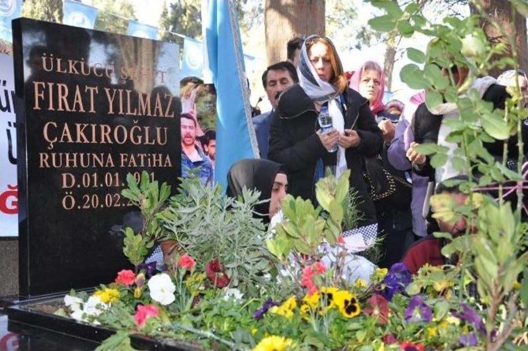 Fırat &Ccedil;akıroğlu, &Ouml;l&uuml;m&uuml;n&uuml;n Birinci Yılında Mezarı Başında Dualarla Anıldı