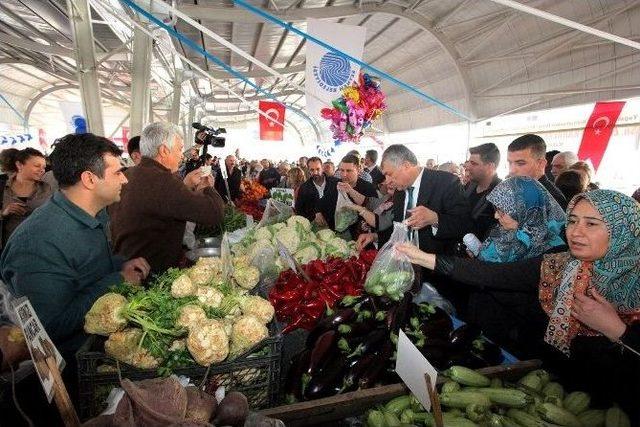 Seyhan Belediyesi’nden Pınar Mahallesi’ne Modern Semt Pazarı