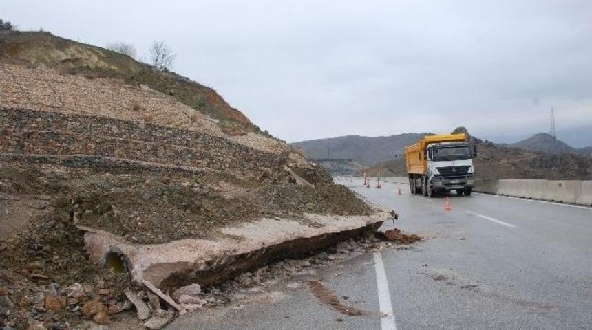 Tokat &Ccedil;evre Yolu&rsquo;nda Heyelan