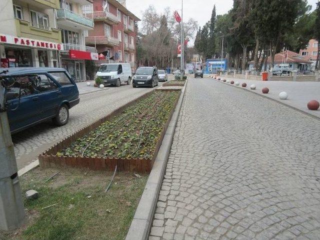 Kula Çiçek Bahçesine Döndü