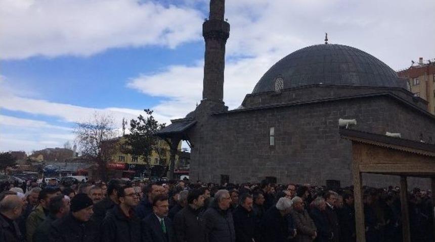 Tarih&ccedil;i Yazar Zeynel&rsquo;in Acı G&uuml;n&uuml;