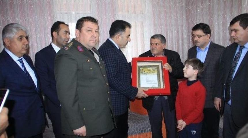 Şehit Astsubay &Uuml;st&ccedil;avuş Nusret Atmaca&rsquo;nın Ailesine Şehadet Belgesi Verildi