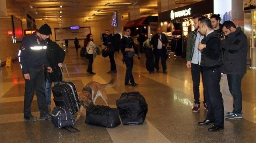 Havalimanında K-9 K&ouml;pekleri Bomba İzi S&uuml;r&uuml;yor