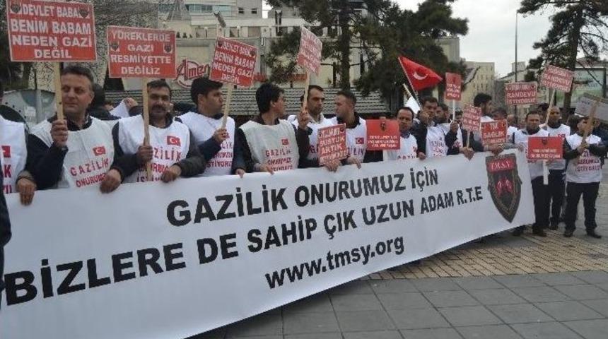 Gazi Olduklarını İspat Etmek İ&ccedil;in Soyunup Kurşun İzlerini G&ouml;sterdiler