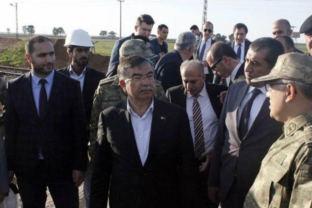Milli Savunma Bakanı İsmet Yılmaz Suriye Sınırında İncelemelerde Bulundu